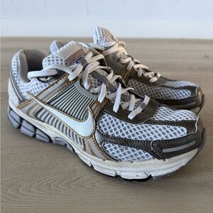 Nike Vomero 5 Men Size 9 Platinum Metallic Pewter Gold White Shoes HJ7247-099